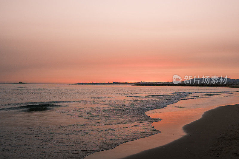 里斯本附近Costa da Caparica São João海滩的日落